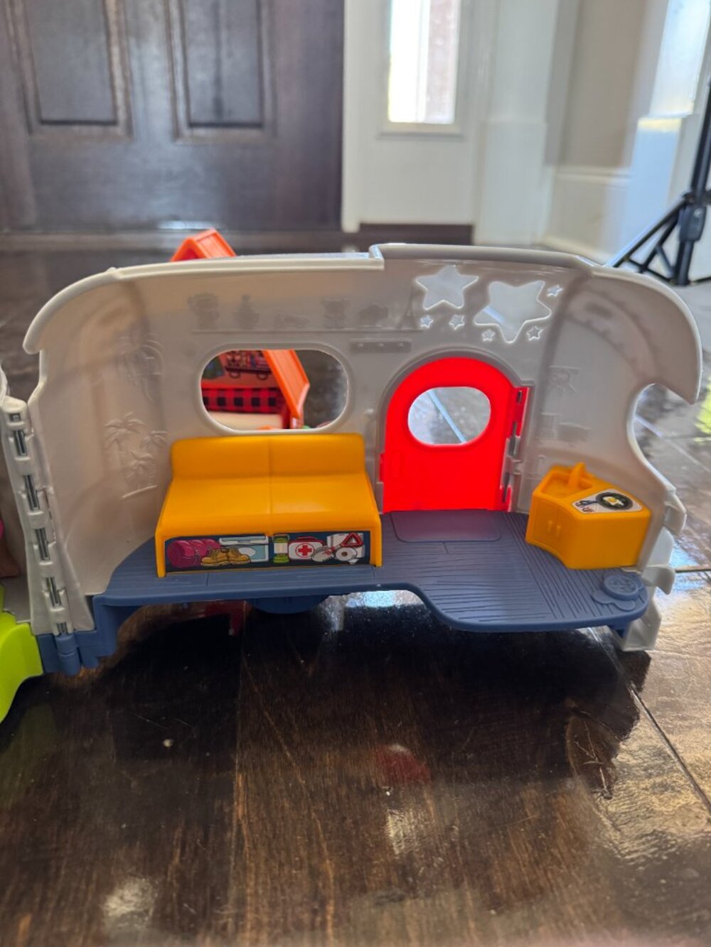 Fisher Price Little People Light Up Learning Camper A Frame Cabin Playset Assort - Picture 4 of 7